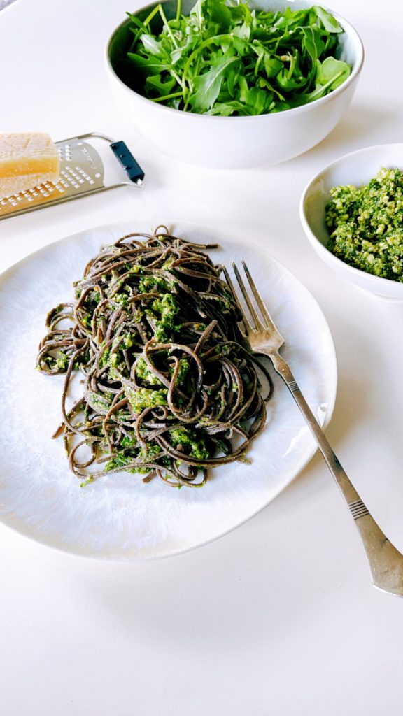 Wildkräuterpesto Brennnesselpesto Explore Cuisine Black Bean Pasta low carb wildkitchen wildkitchen.at